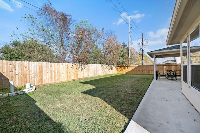 view of yard featuring a patio