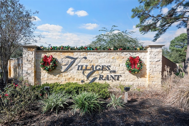 view of community / neighborhood sign