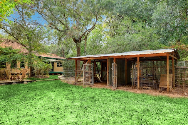 view of yard with an outbuilding