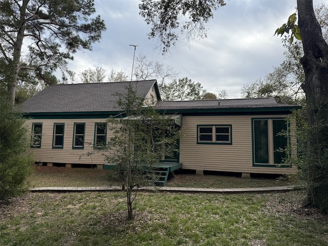 back of house featuring a lawn