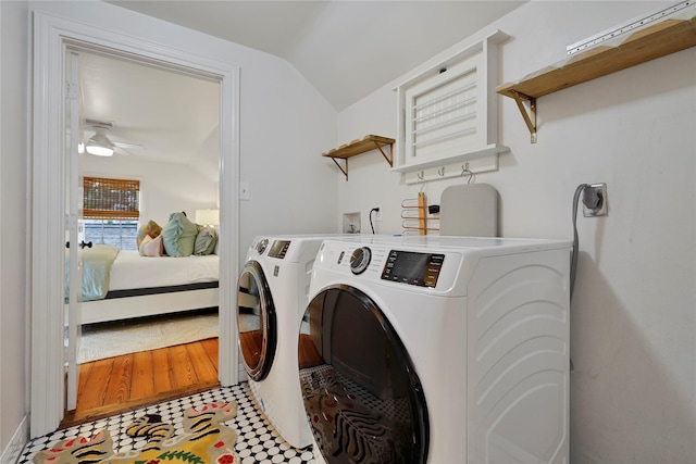 washroom with ceiling fan, light wood-type flooring, and independent washer and dryer