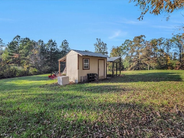 view of yard featuring a shed