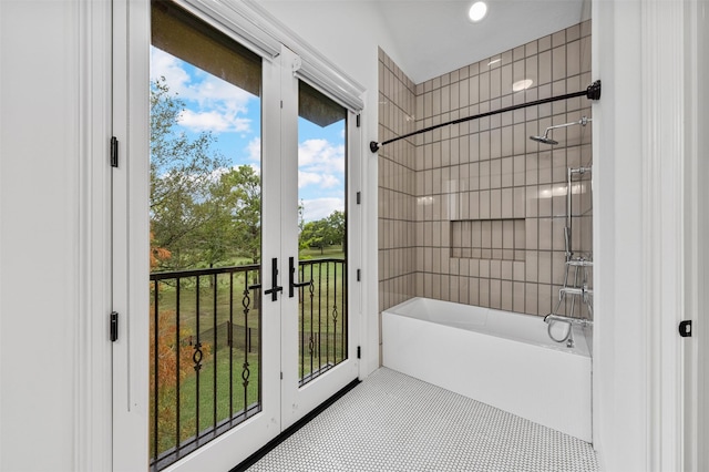 bathroom featuring tiled shower / bath combo