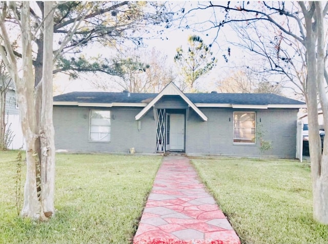 single story home with a front lawn