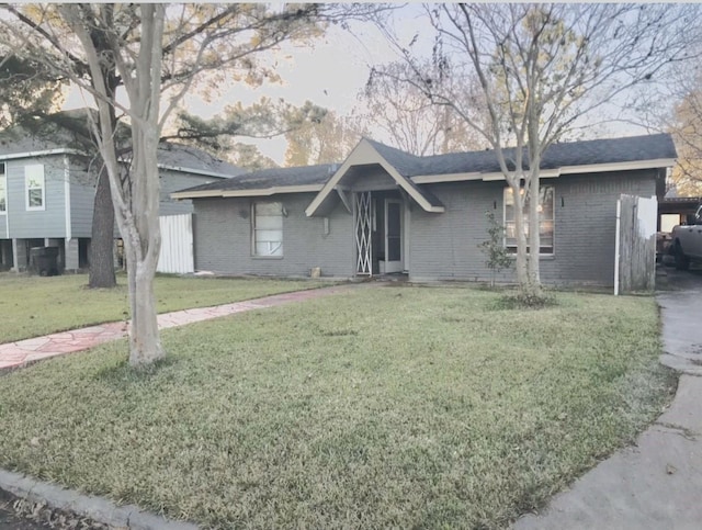 ranch-style house featuring a front lawn