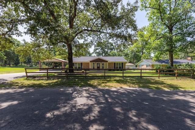 ranch-style home featuring a front lawn