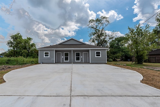 ranch-style home featuring a porch