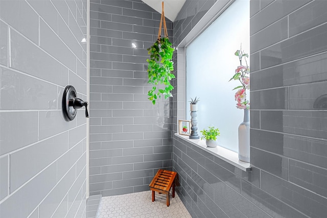 bathroom featuring tiled shower