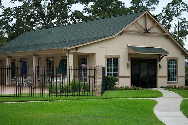 view of front of property featuring a front yard