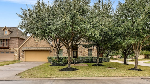 view of front of home featuring a front yard