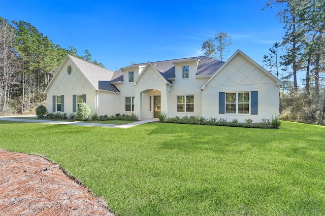 view of front facade featuring a front lawn