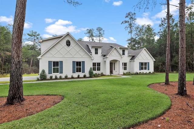 view of front of house featuring a front yard