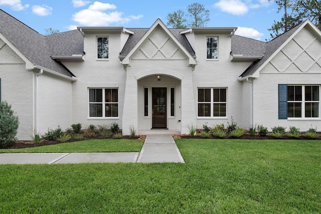 view of front of property with a front yard