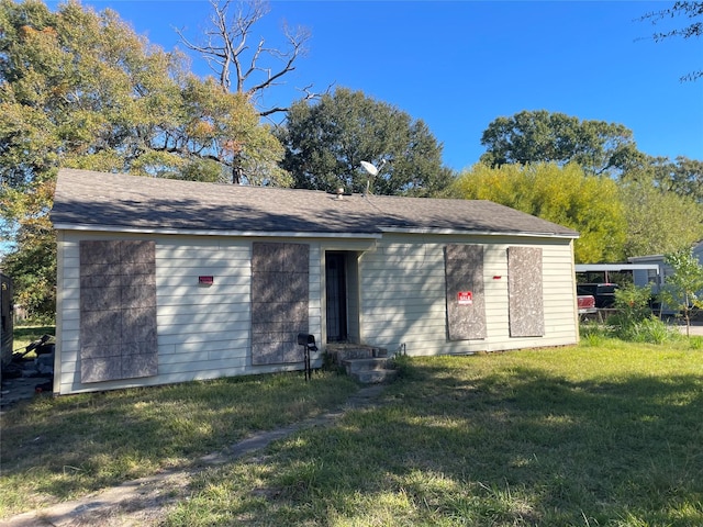 view of front of property featuring a front lawn