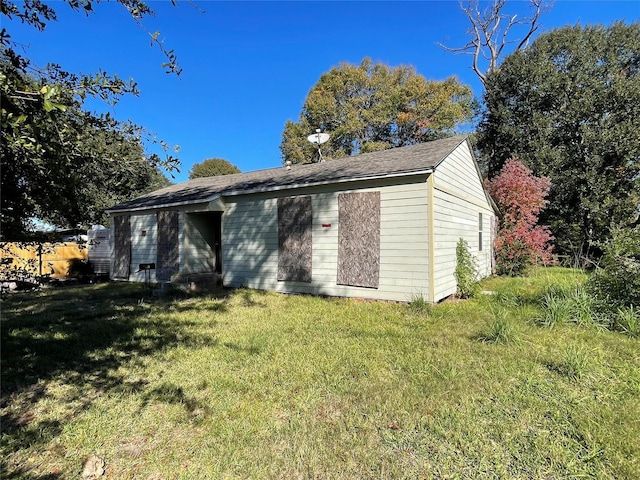 view of front of property featuring a front lawn