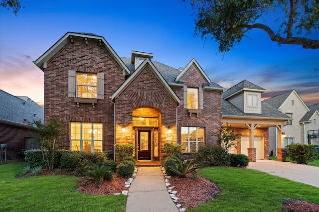 view of front of property featuring a lawn