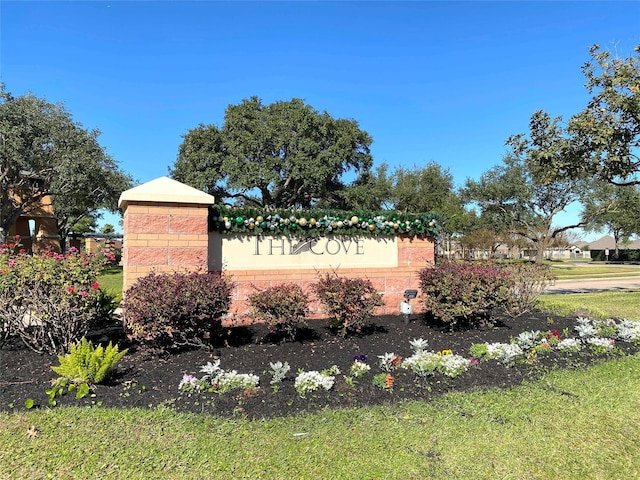 view of community / neighborhood sign