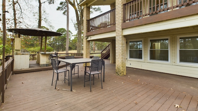 deck featuring outdoor dining space and an outdoor kitchen