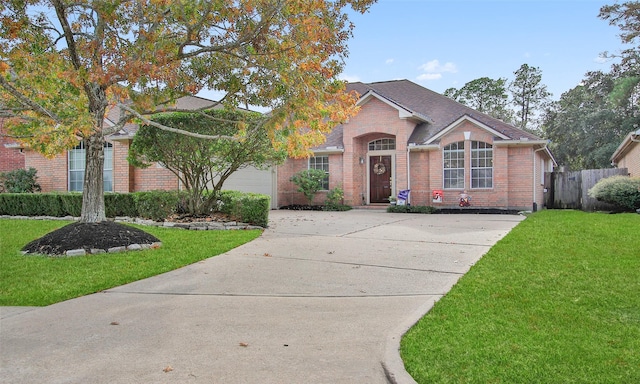 view of front of property featuring a front lawn