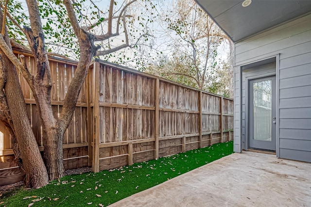 view of yard with a patio