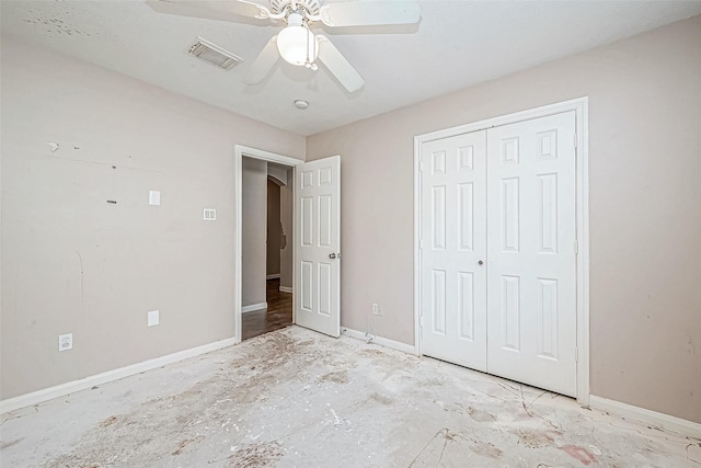 unfurnished bedroom featuring ceiling fan and a closet