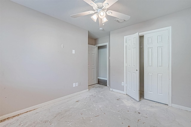 unfurnished bedroom featuring ceiling fan and a closet