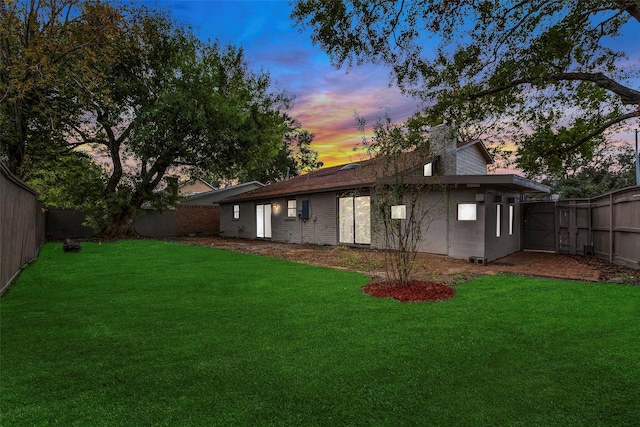 view of yard at dusk