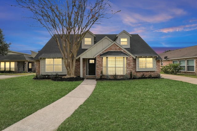 view of front of property featuring a yard