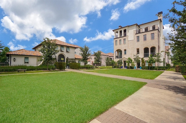 view of front of house featuring a front lawn