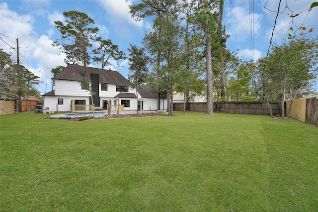 view of yard featuring a fenced in pool