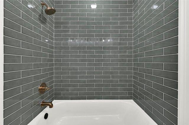 bathroom featuring tiled shower / bath combo