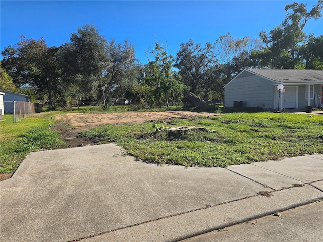 Listing photo 2 for 223 Laurel St, Lake Jackson TX 77566