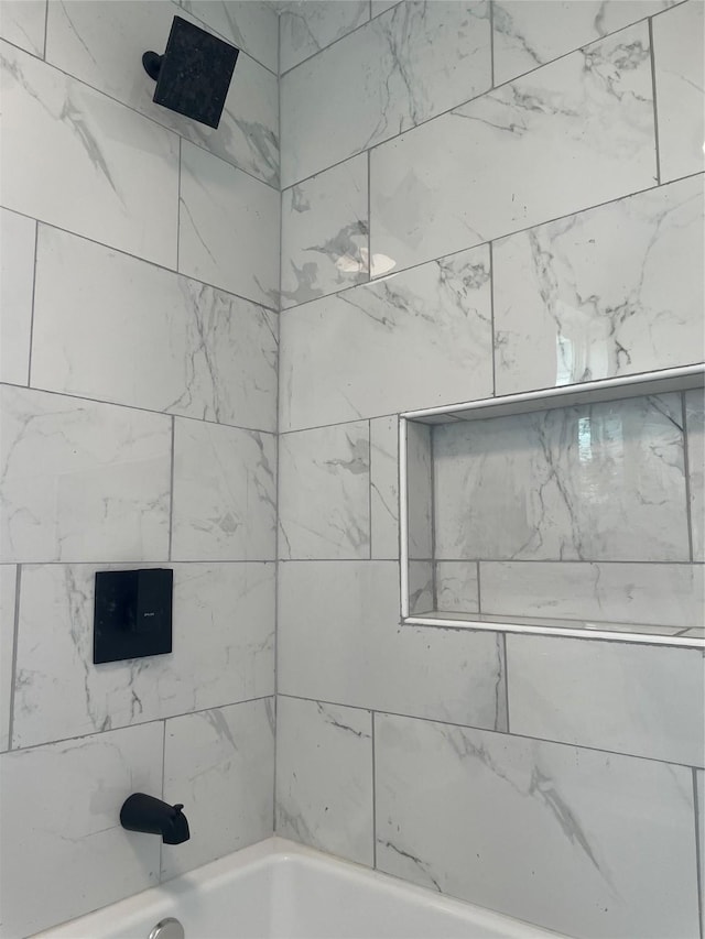 bathroom with tiled shower / bath