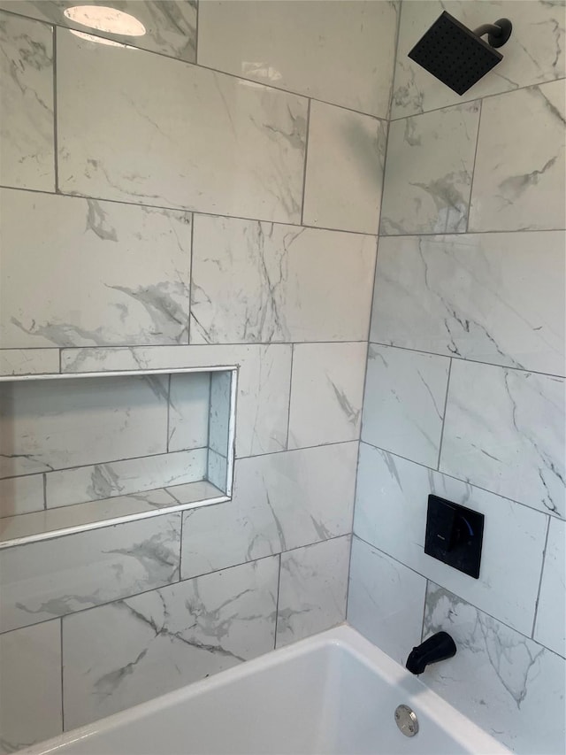 bathroom with tiled shower / bath combo