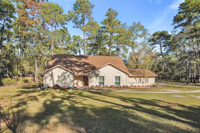 view of front of house featuring a front lawn