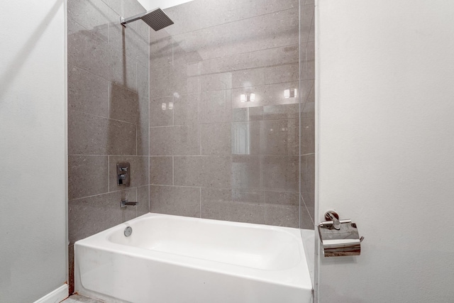 bathroom featuring tiled shower / bath