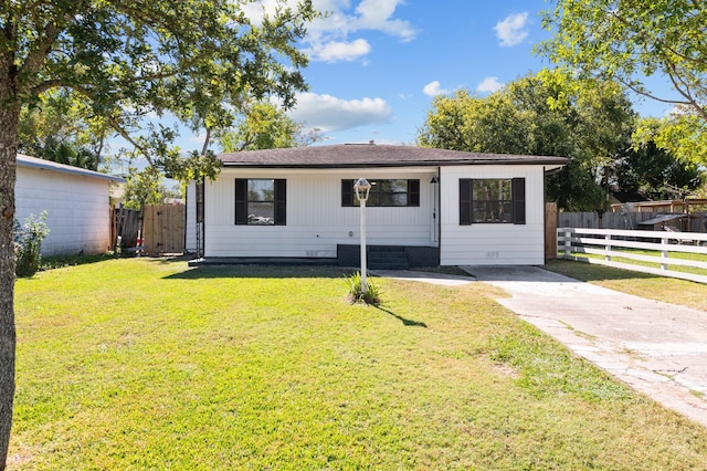 view of front facade featuring a front yard