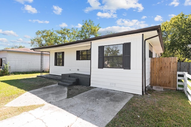 view of front of house featuring a front lawn