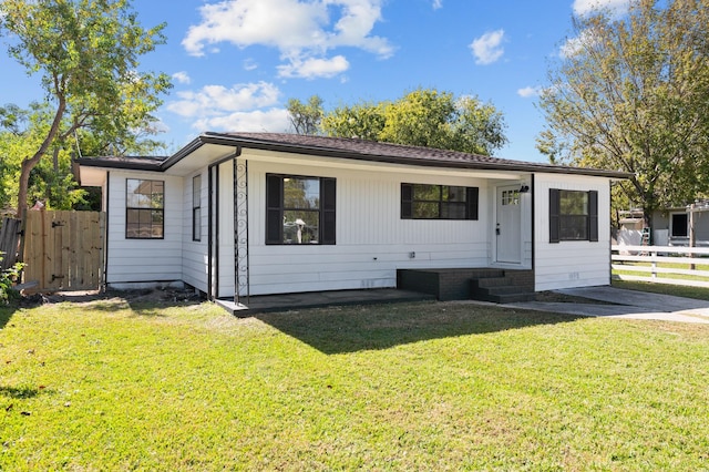 view of front of home featuring a front yard