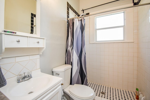 bathroom featuring a shower with shower curtain, vanity, and toilet