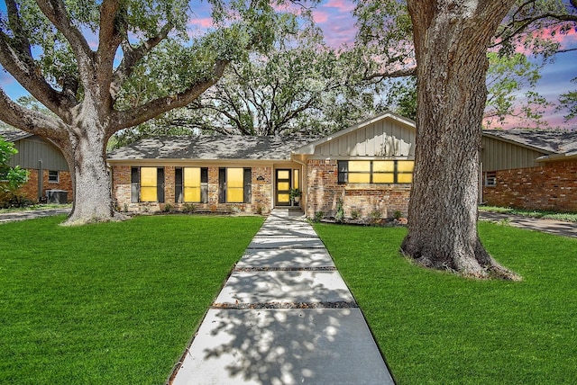 ranch-style home featuring a lawn