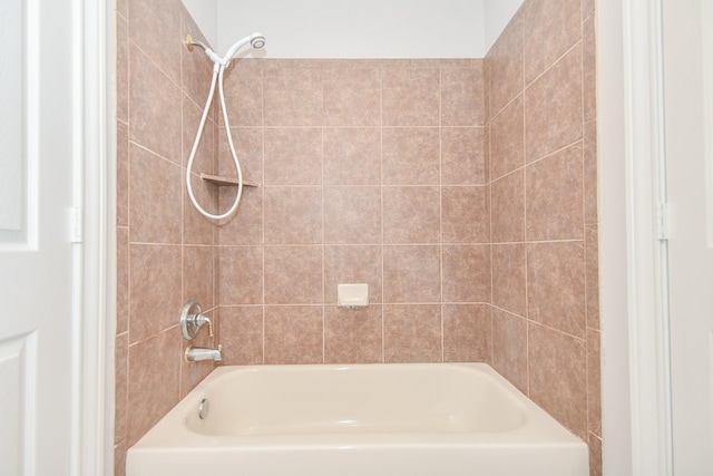 bathroom featuring tiled shower / bath