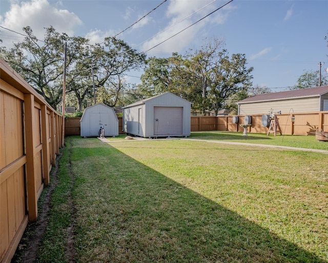 view of yard featuring a shed