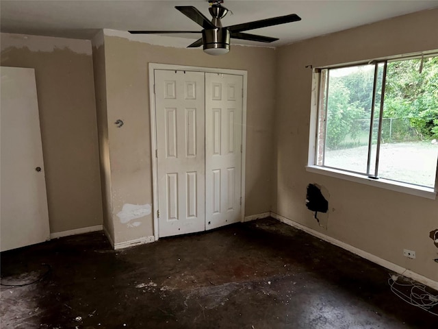 unfurnished bedroom with ceiling fan and a closet