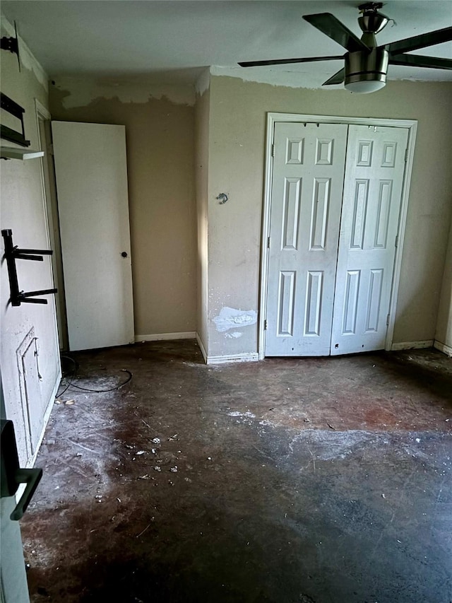 unfurnished bedroom featuring ceiling fan