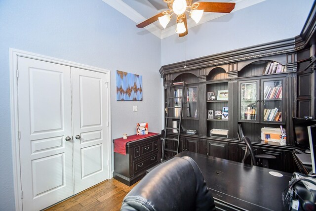 office area with ceiling fan, crown molding, and light hardwood / wood-style flooring