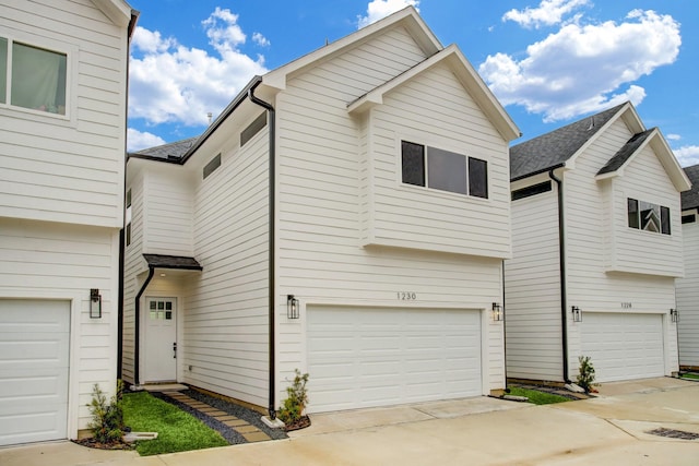 view of front facade featuring a garage