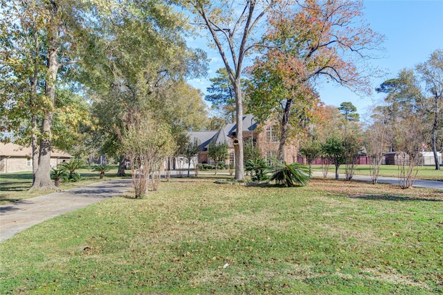 view of property's community featuring a lawn