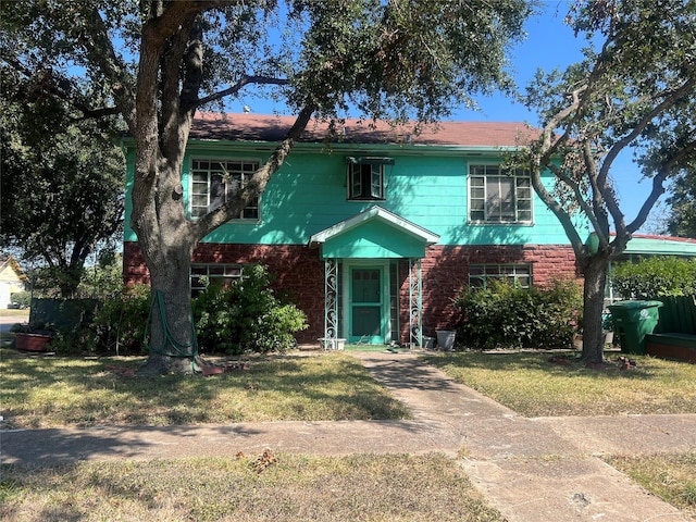 view of front of property with a front yard