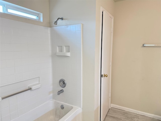 bathroom with tiled shower / bath